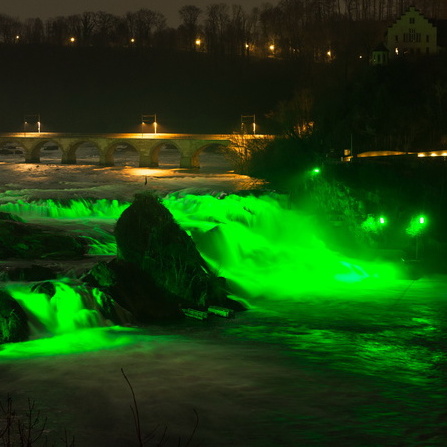 Der Rheinfall wird grün