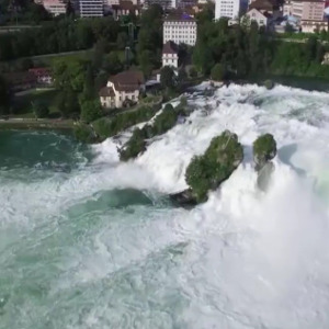Wassermassen am Rheinfall