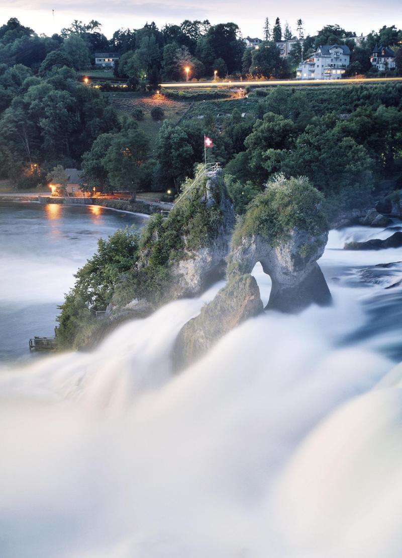 Mitten im Rheinfall trotzen Felsen der Wucht des Wassers. (Foto Michael Lio)