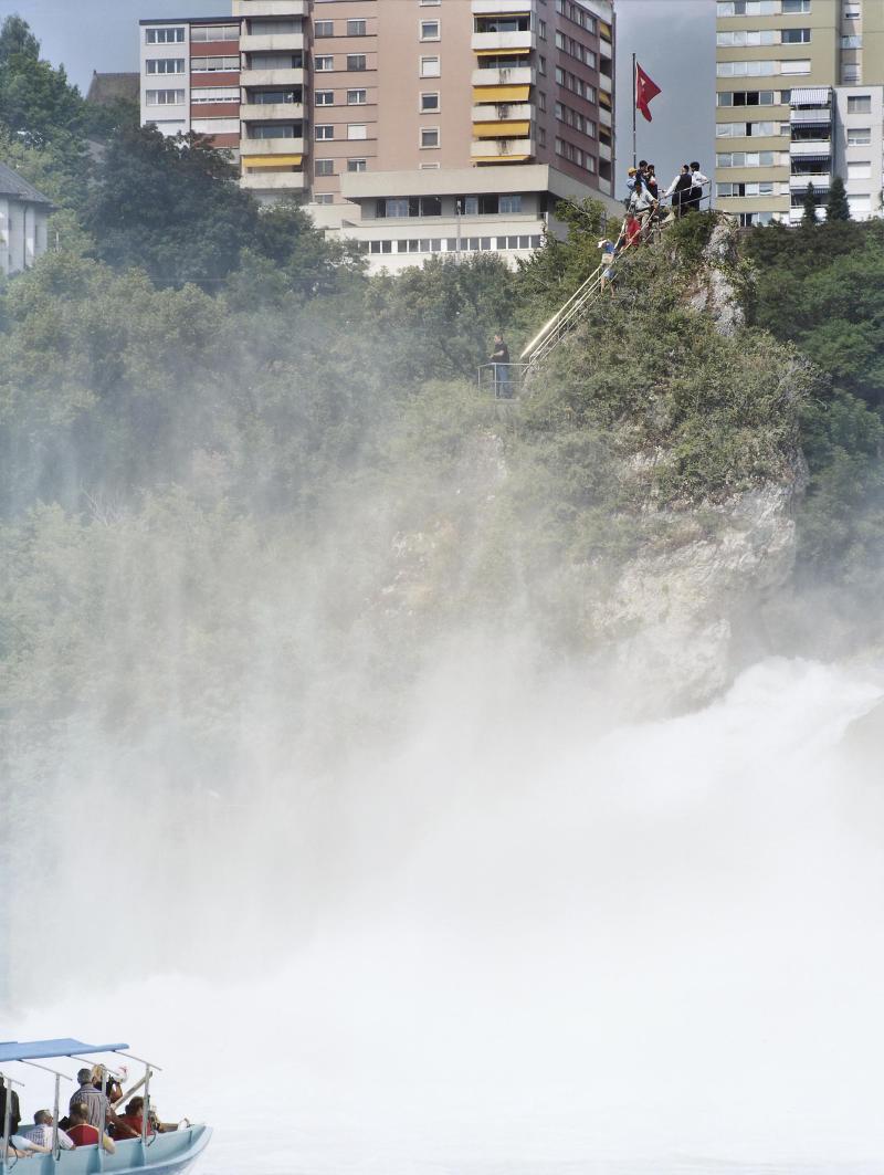 Boote fahren die Touristen zum Aussichtsfelsen in der Mitte des Rheinfalls. (Foto Michael Lio)