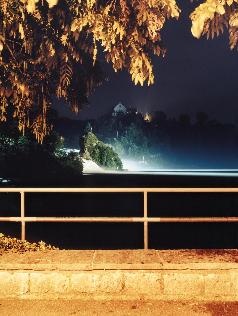 Die nächtliche Beleuchtung des Rheinfalls erzeugt surreale Effekt. (Foto Michael Lio)