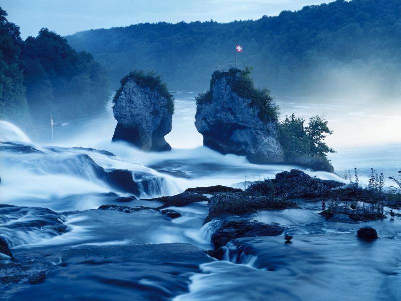 10 Der Rheinfall fällt nicht senkrecht in die Tiefe, sondern ber zahlreiche Felssätze. (Foto Michael Lio)
